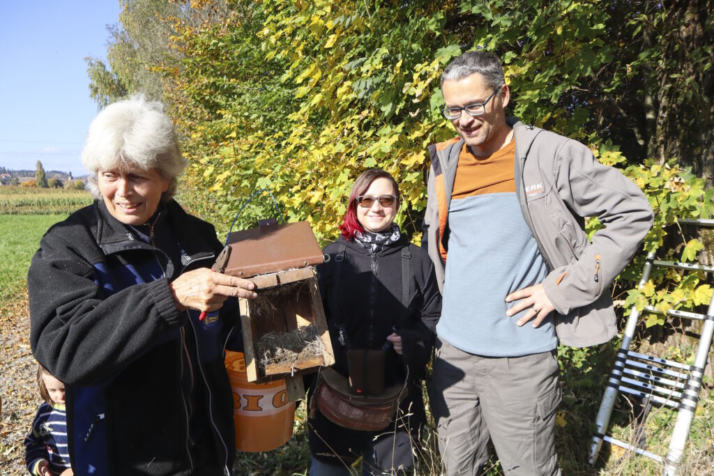 Mitglieder reinigen einen Nistkasten (Foto: Manuela Olgiati)